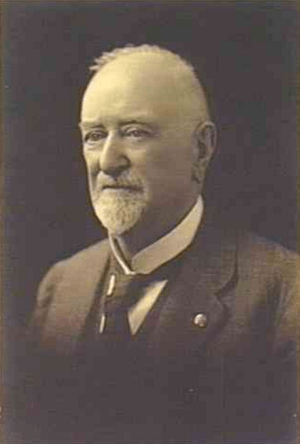 Alfred Searcy, collector of customs in the Northern Territory, photographed late in life. Some 40 years earlier, in the 1880s, he has encountered Makassan trepangers working along the coast of Arnhem Land.